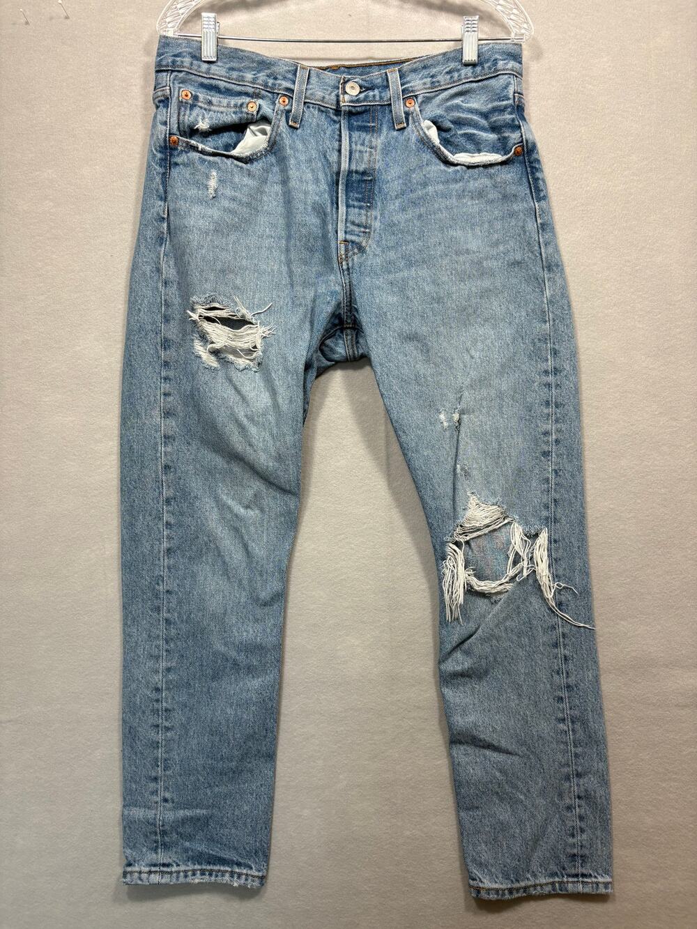 Levi’s 29502 Distressed Light Wash Denim Jeans – W31 L28